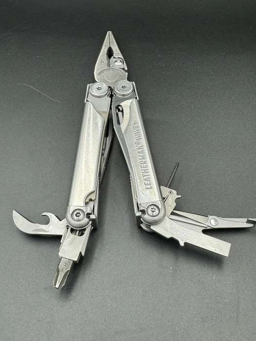 Leatherman Wave + Pouch included