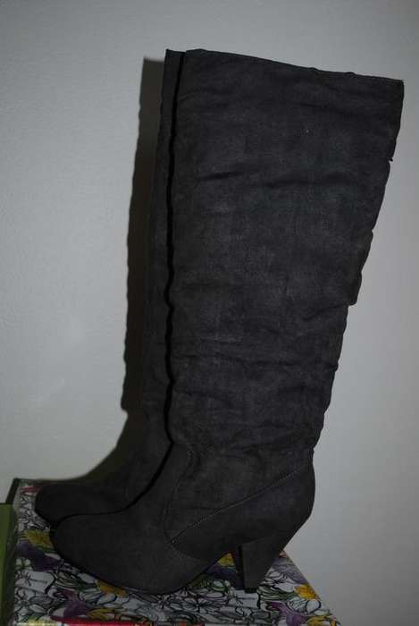 STUNNING GREY MOCK VELVET BOOTS - SIZE 5