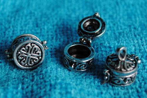 ROUND TRINKET CHARM