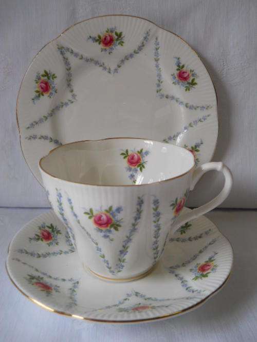 Royal Albert    'Minuet'    Trio