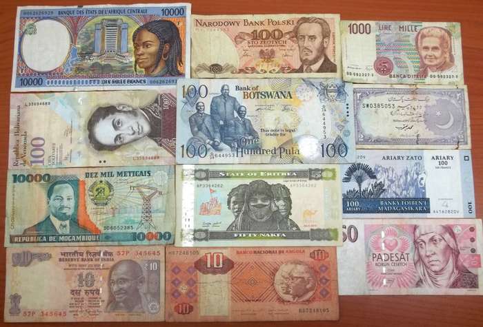 *CRAZY R1 START* Lot of 12 International bank notes - bid per note
