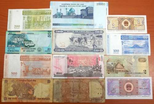 *CRAZY R1 START* Lot of 12 international bank notes - bid per note