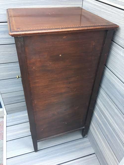 A BEAUTIFUL MAHOGANY RECORD CUPBOARD WITH STUNNING INLAID DETAILS