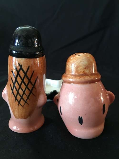 WOW !!! VERY RARE BESWICK LAUREL AND HARDY SALT AND PEPPER SHAKERS ON A BOW TIE TRAY