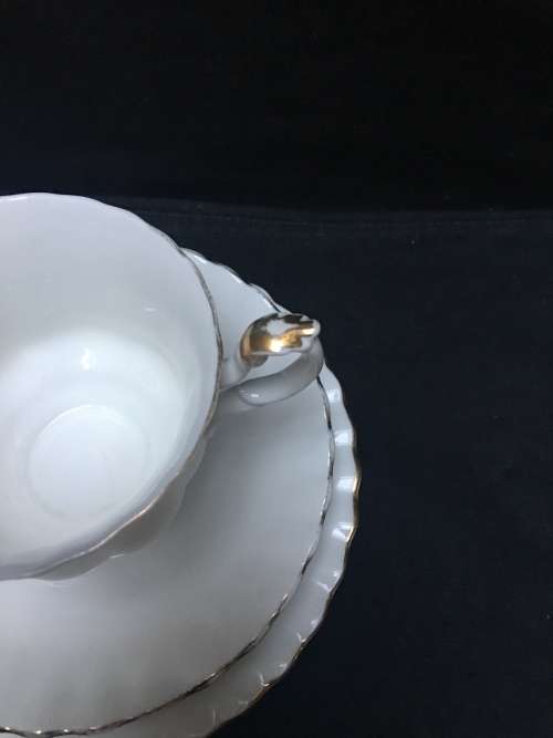WOW !!! *********LOW R1 START *********ROYAL ALBERT VAL D'or TEA TRIO