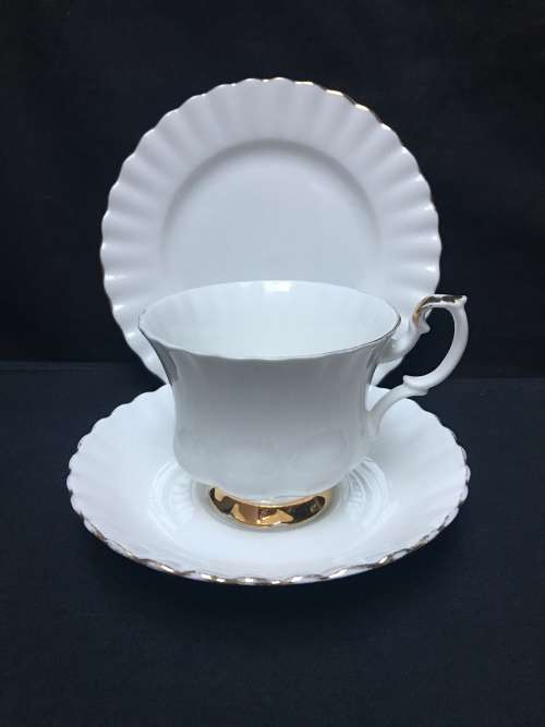 WOW !!! *********LOW R1 START *********ROYAL ALBERT VAL D'or TEA TRIO