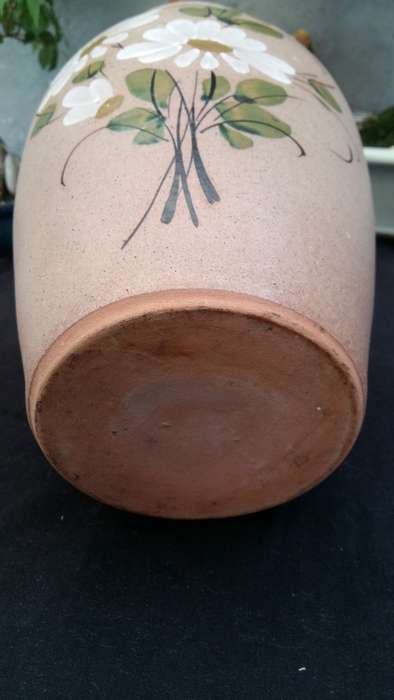 Beautiful Vintage Large Pottery Vase Hand painted White Daisies and green leaves on a tan finish.