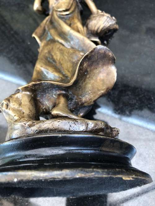 WOW !!! STUNNING VINTAGE HOT CAST GENUINE BRONZE FIGURINE OF A MAIDEN PICKING FRUIT @ 1.8Kg's