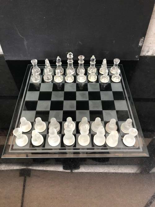 WOW !!! STUNNING DECORATIVE GLASS CHESS SET COMPLETE , CLEAR AND SANDBLASTED PIECES