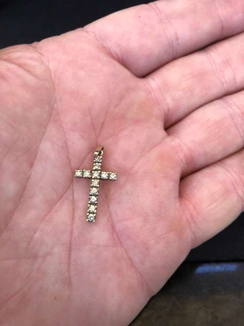 STUNNING 9ct YELLOW GOLD AND CZ CRUCIFIX PENDANT - CLEARLY MARKED - 1.24g
