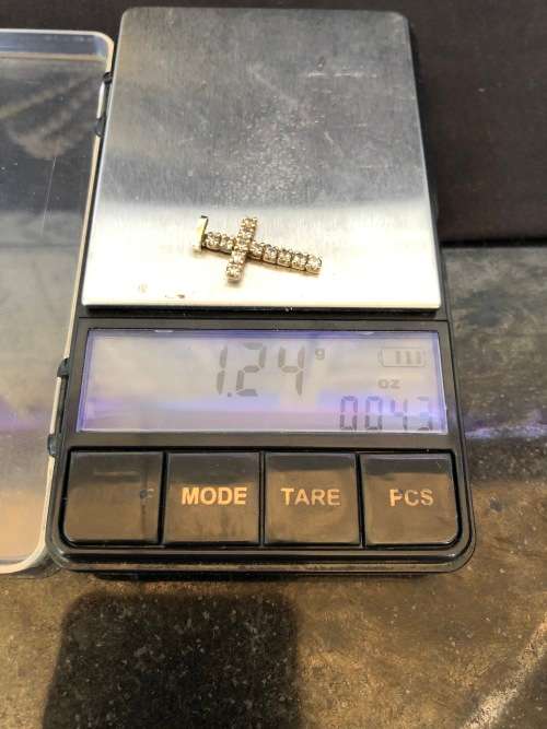 STUNNING 9ct YELLOW GOLD AND CZ CRUCIFIX PENDANT - CLEARLY MARKED - 1.24g