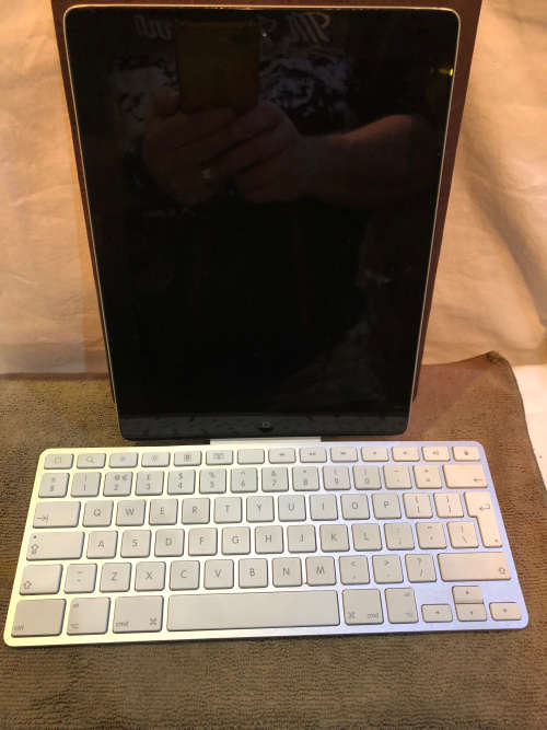 APPLE IPAD 2 MODEL A1395 WITH A KEYBOARD DOCK A1359 - BOTH FOR SPARES