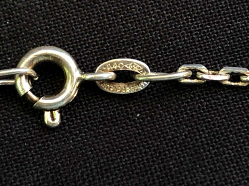 STUNNING 850 ARGENTINIAN SILVER CHAIN WITH A CONICAL THROUGH SECTION PENDANT - 9.40g TOTAL WEIGHT