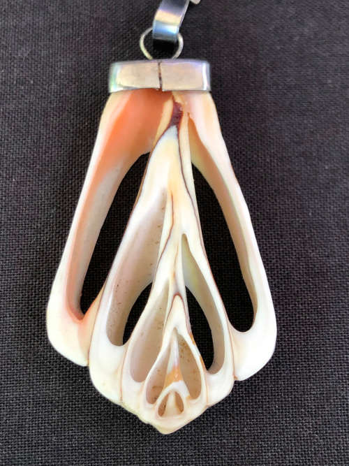STUNNING 850 ARGENTINIAN SILVER CHAIN WITH A CONICAL THROUGH SECTION PENDANT - 9.40g TOTAL WEIGHT