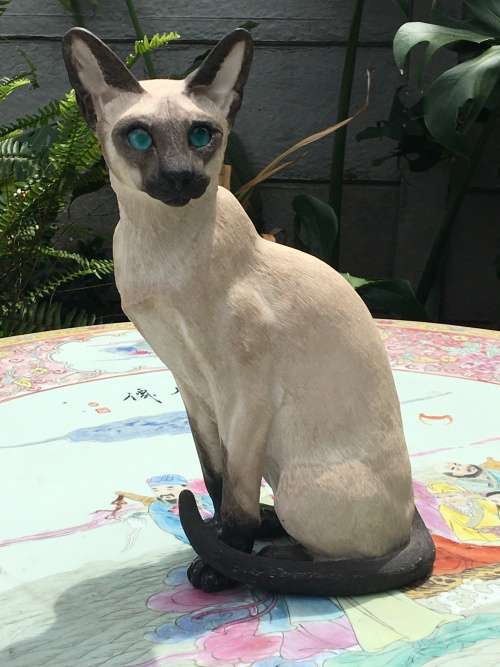COUNTRY ARTISTS COLLECTABLE CAT FIGURINE -.SIGNED and DATED 2003 -  SIAMESE CAT GLASS EYES