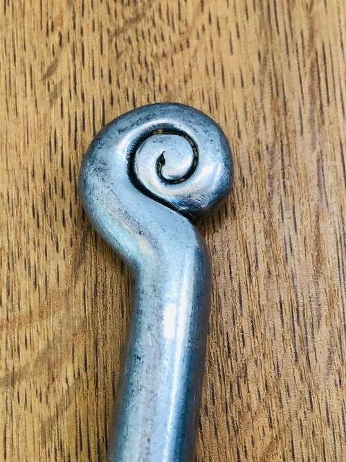 CARROL BOYES FUNCTIONAL ART !!! SINGLE COIL PATTERN CAKE LIFTER - EARLY HEAVY PIECE