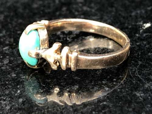 A vintage 9ct yellow gold and turquoise ring - 3.07g - size L