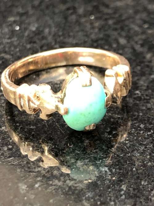 A vintage 9ct yellow gold and turquoise ring - 3.07g - size L