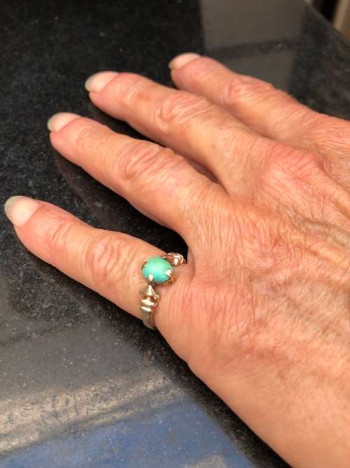 A vintage 9ct yellow gold and turquoise ring - 3.07g - size L