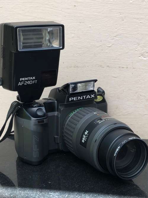 PENTAX SF7 35mm SLR FILM CAMERA WITH EXTRA LENS MANUALS AND AN AF 240FT FLASH IN CARRY BAG
