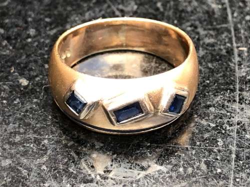 9ct YELLOW GOLD WITH SAPPHIRES AND ENAMEL DRESS RING - 4.25g - CLEARLY MARKED