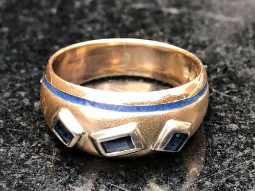 9ct YELLOW GOLD WITH SAPPHIRES AND ENAMEL DRESS RING - 4.25g - CLEARLY MARKED