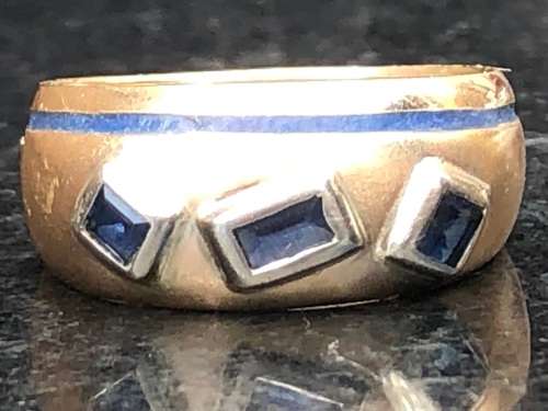 9ct YELLOW GOLD WITH SAPPHIRES AND ENAMEL DRESS RING - 4.25g - CLEARLY MARKED