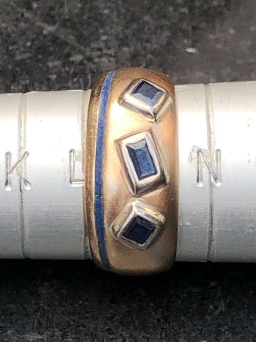 9ct YELLOW GOLD WITH SAPPHIRES AND ENAMEL DRESS RING - 4.25g - CLEARLY MARKED