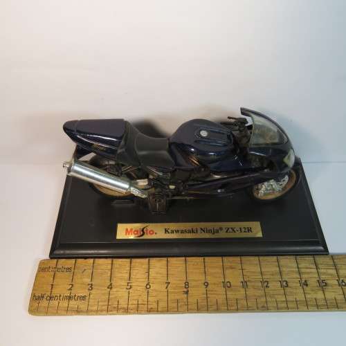 Maisto Kawasaki Ninja ZX-12 R model motorcycle - Scale 1/18