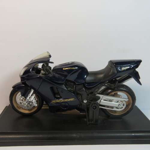 Maisto Kawasaki Ninja ZX-12 R model motorcycle - Scale 1/18