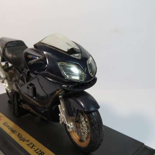 Maisto Kawasaki Ninja ZX-12 R model motorcycle - Scale 1/18