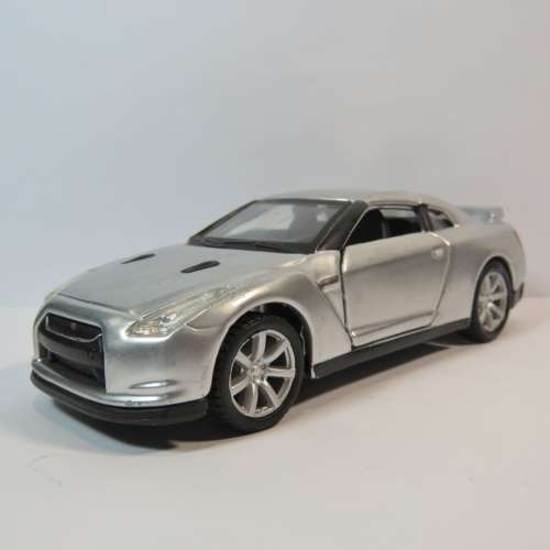 Maisto 2009 Nissan GT-R model car - Scale 1/40 - Pull back action