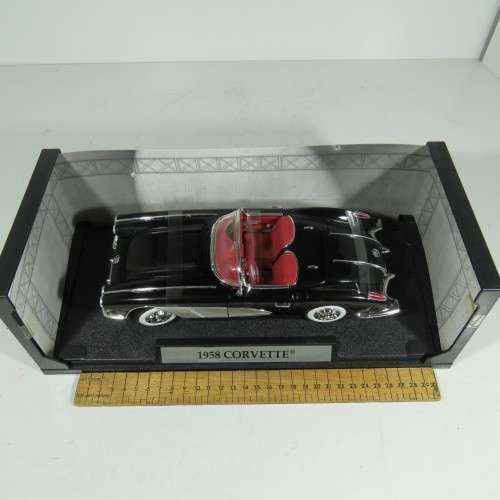 Motor Max 1958 Chevrolet corvette model car with box - Scale 1/18