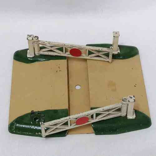 Hornby-Dublo die-cast level crossing - Meccano Ltd - missing one post