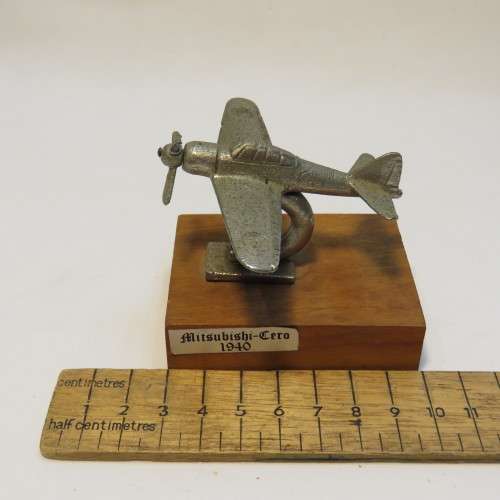 Mitsubishi Zero miniature plane on stand - Broken prop