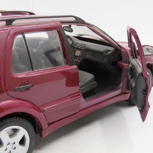 Maisto Mercedes-Benz ML55 AMG model car - scale 1/18