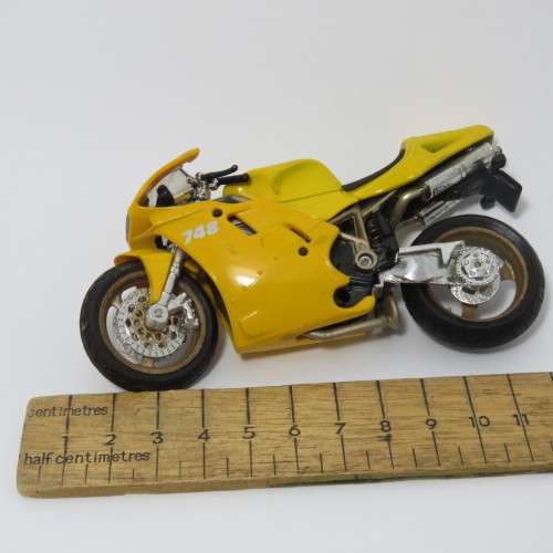 Maisto Ducati 748 model motorcycle - Scale 1/18
