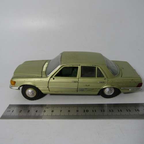 Vintage GAMA Mercedes-Benz 450 SE die-cast model car - scale 1/24 - well used