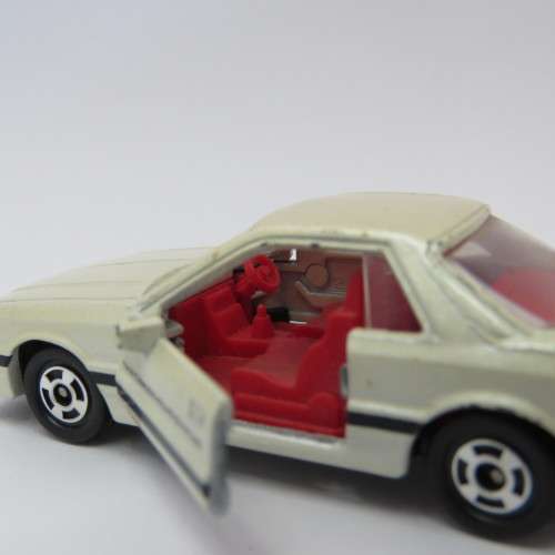 Tomy Tomica No.20 Nissan Skyline toy car - Scale 1/62 - Opening doors