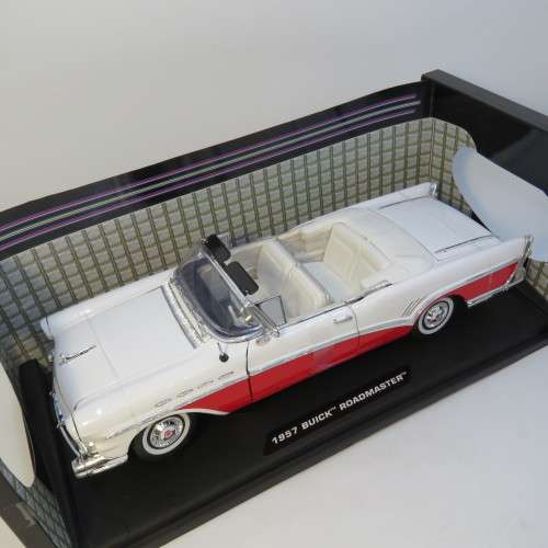 MotorMax 1957 Buick Roadmaster convertible model car in box - Scale 1/18