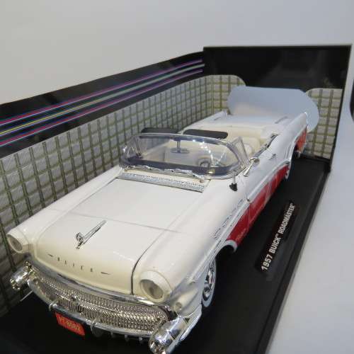 MotorMax 1957 Buick Roadmaster convertible model car in box - Scale 1/18