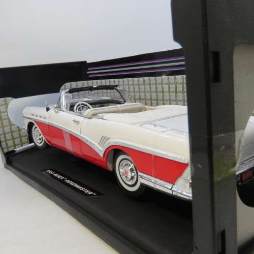 MotorMax 1957 Buick Roadmaster convertible model car in box - Scale 1/18