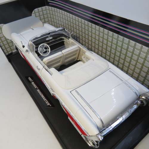 MotorMax 1957 Buick Roadmaster convertible model car in box - Scale 1/18