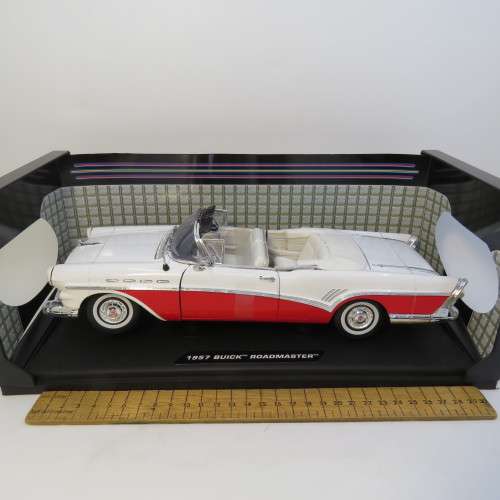 MotorMax 1957 Buick Roadmaster convertible model car in box - Scale 1/18