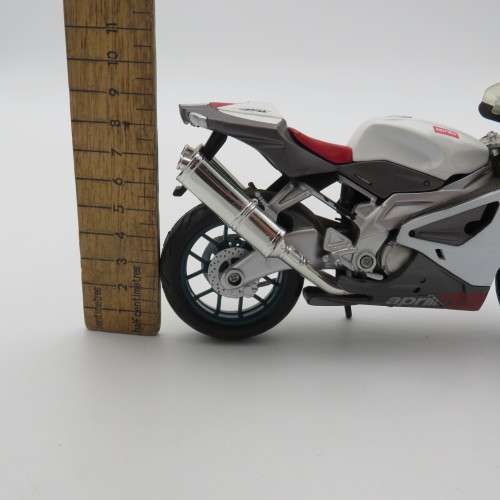 Maisto Aprilia RSV 1000 model motorcycle - Scale 1/12