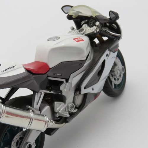 Maisto Aprilia RSV 1000 model motorcycle - Scale 1/12