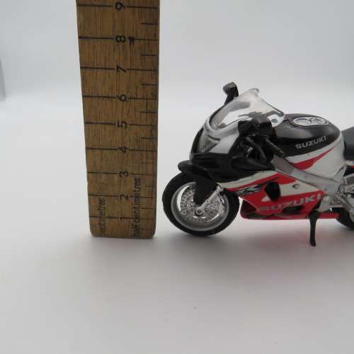 Maisto Suzuki GSXR 750 model motorcycle - Scale 1/18