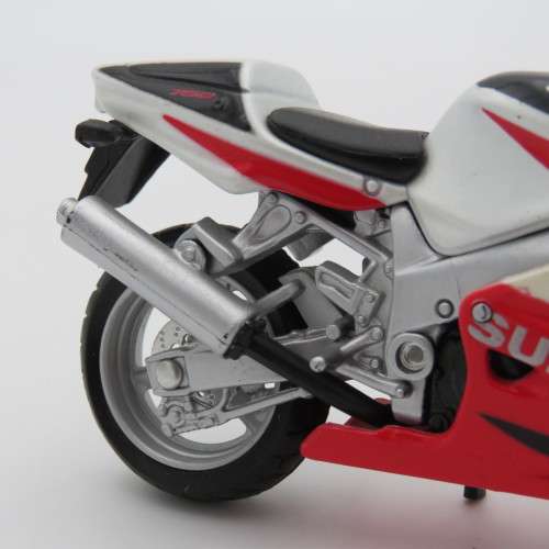 Maisto Suzuki GSXR 750 model motorcycle - Scale 1/18