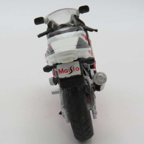 Maisto Suzuki GSXR 750 model motorcycle - Scale 1/18
