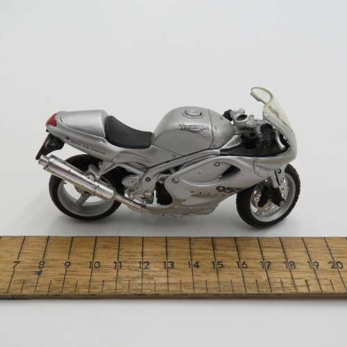 Maisto Triumph 955i Daytona model motorcycle - Scale 1/18